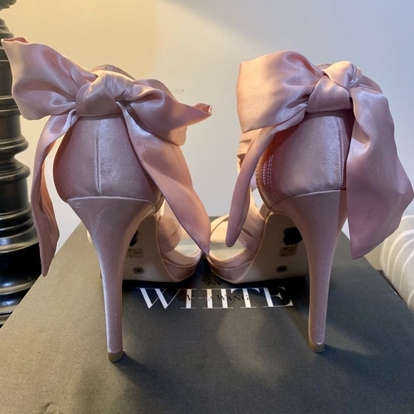 Vera Wang WHITE heels - Picture 2 of 2